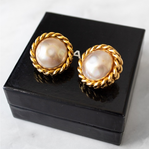 Chanel Vintage 1980s White Pearl 18K Gold-Plated Chain Clip On Earrings - Picture 3 of 9